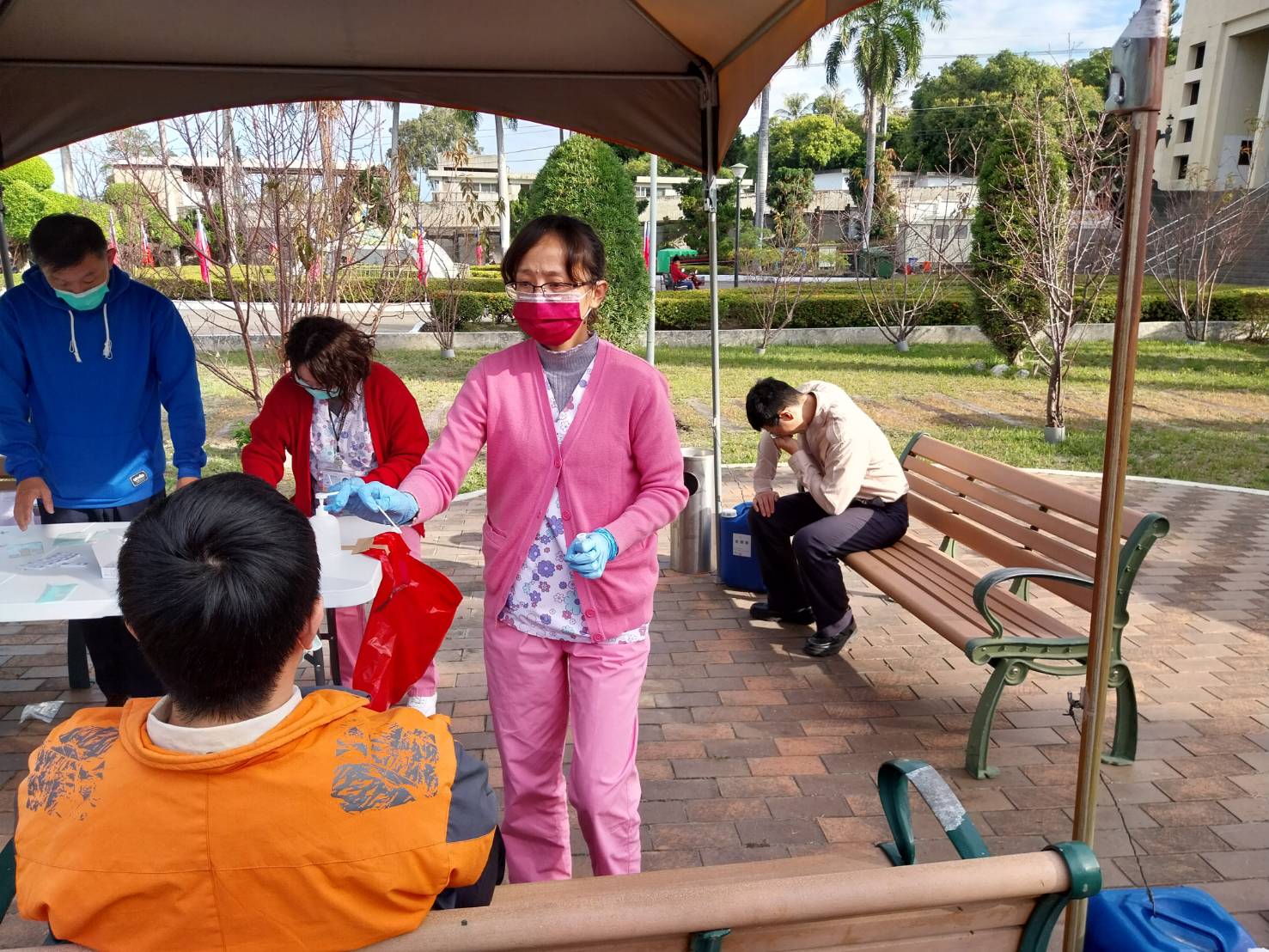 ▲彰化榮家年後收假第一天全面執行COVID-19快篩作業，有四位住民呈陽性反應，目前症狀輕微，已緊急做好隔離措施。（記者張溎壕攝）