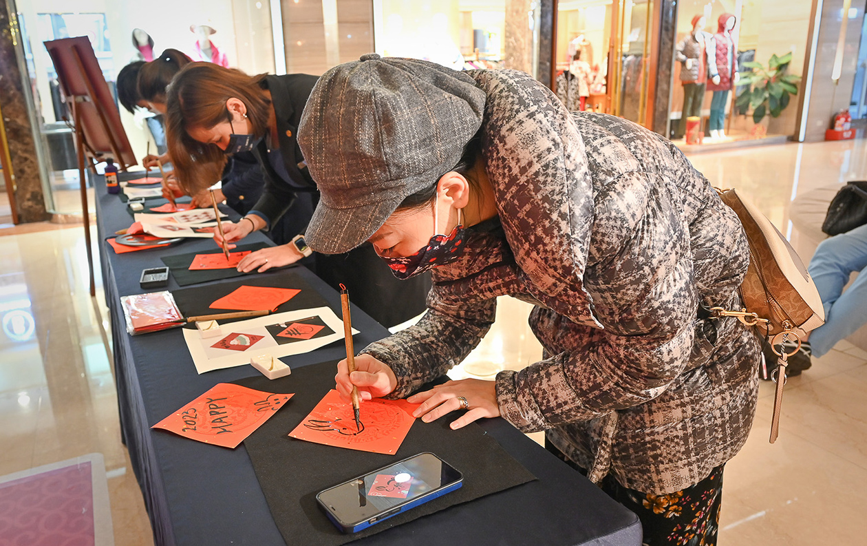 ▲高雄福華大飯店推出{龍騰舞墨手寫新春}創意寫春聯活動。（圖/福華大飯店提供）