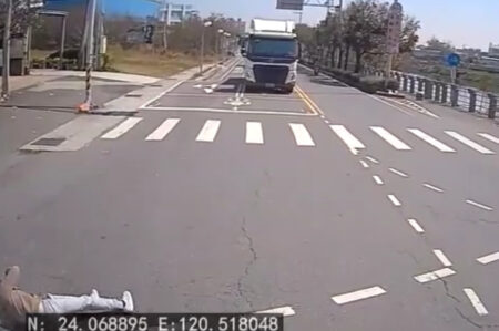 （撞車片）撞擊畫面曝光！未禮讓直行車　機車遭大貨車擊落