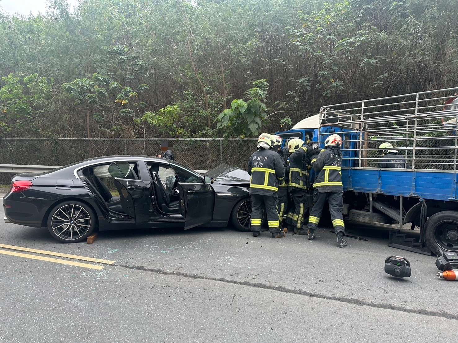五股區小貨車自小客車相撞 6人受傷送醫 - 創新聞