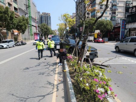 百萬豪車對決！雪佛蘭Camaro鬼切擦撞直行賓士EQ休旅車卡中央分隔島