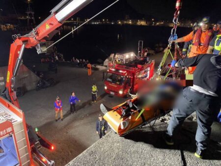 6人行赴象鼻岩抓螃蟹　男跌落消波塊腳踝脫臼警消馳援