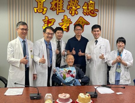 達文西直腸癌手術健保給付  高榮為百歲人瑞術後喜迎新人生