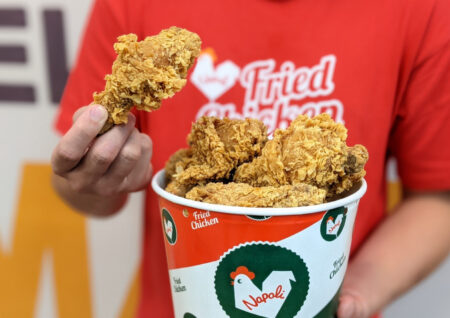 兒童節連假提早慶祝，心花朵朵開！《拿坡里炸雞專賣店》炸雞買一桶就送一桶