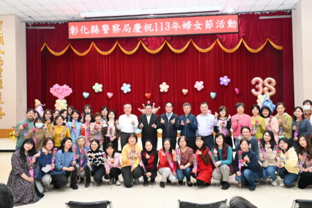 婦女節致敬：彰警玫瑰花與面膜致敬女性同仁