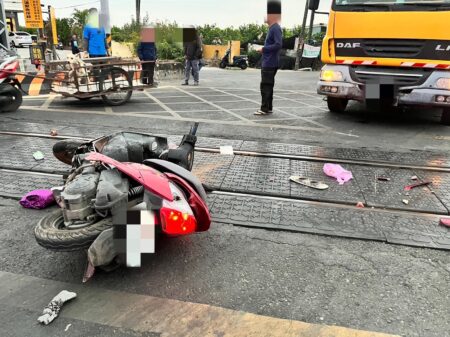 屏東佳冬鄉平交道旁死亡車禍! 88歲騎士被垃圾車撞飛不治