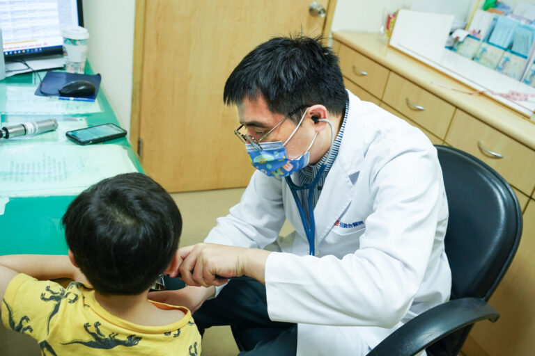 孩子打噴啑不是過敏?醫師指易與「妥瑞氏症」混淆需留意 孩子打噴啑不是過敏?醫師指易與「妥瑞氏症」混淆需留意