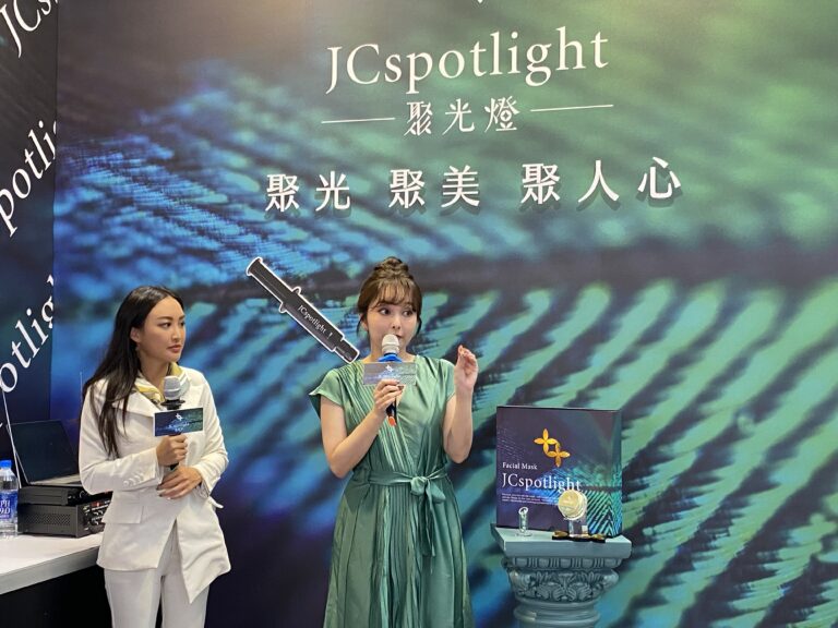 聚光燈代言人愛紗 亮眼現身台北春季美容展 化身展區一日店長