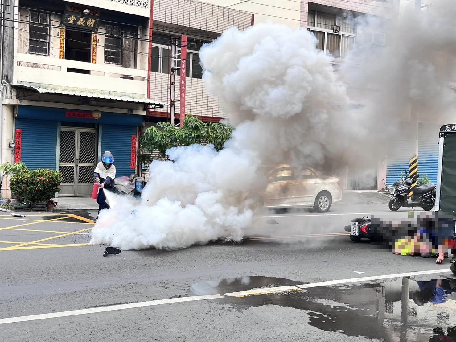 ▲彰化縣社頭鄉員集路一巷口發生二台機車碰撞事故，猛烈的撞擊，造成一部機車起火燃燒，嚇壞路人，二名騎士均受傷送醫。（民眾提供）