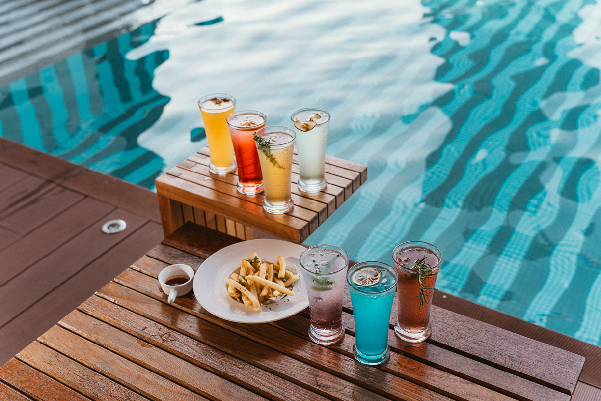 ▲RarBar推出「七彩調酒 」，將泰國人對於「顏色」的意涵應用在調酒設計。（圖/承億酒店提供）