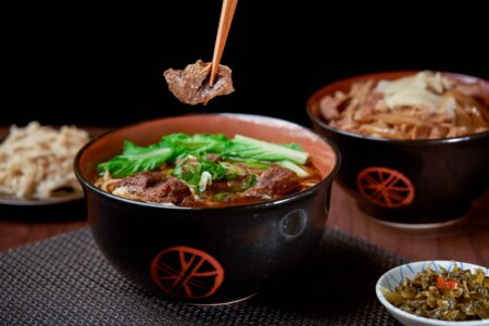 「三商巧福」原汁牛肉麵特價99元！ 生日慶同名優惠  免費請吃滷排骨！