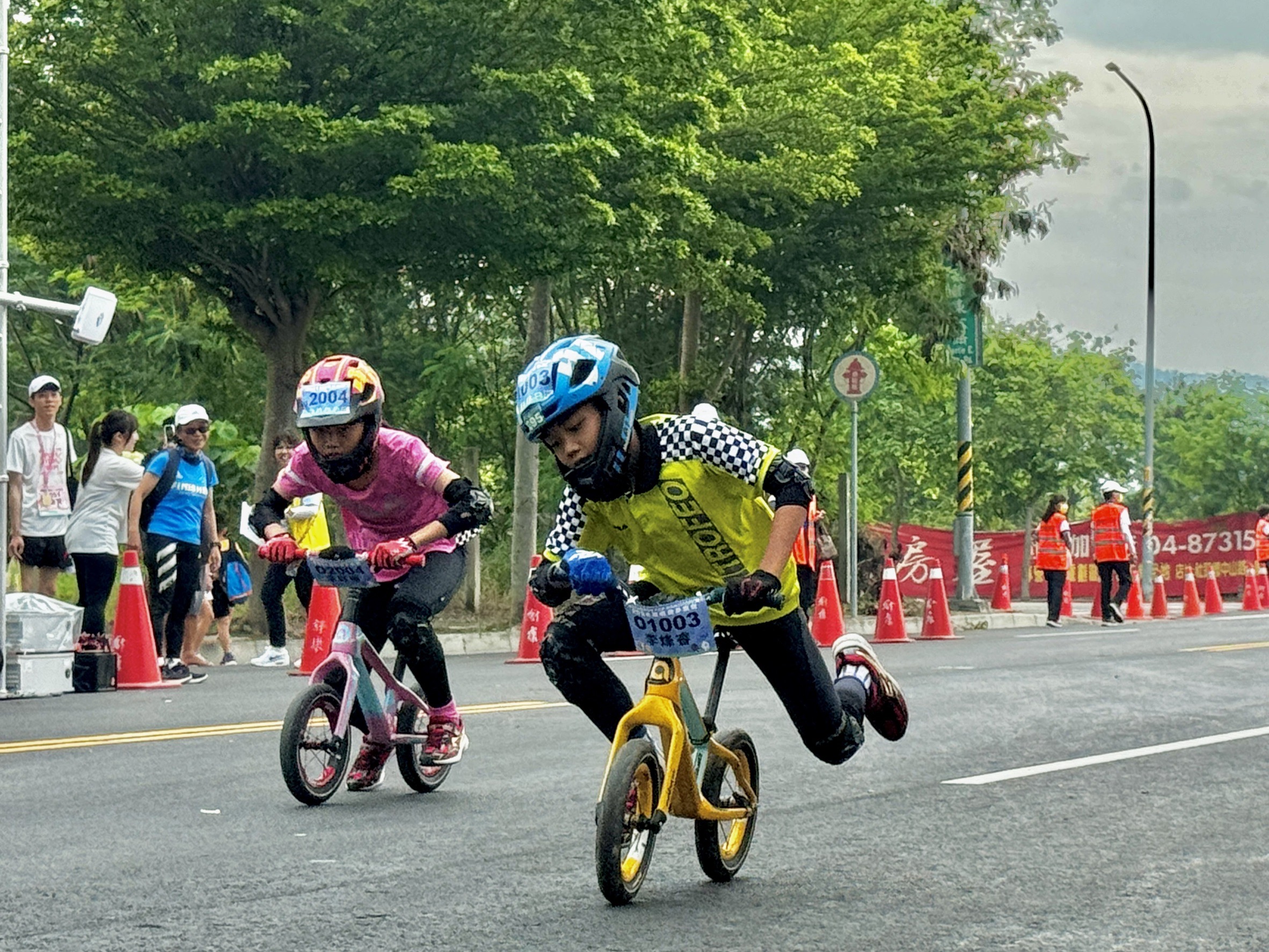 ▲運動i 臺灣-媽趣迷你馬拉松彰化高鐵站區溫馨登場，過800位路跑與滑步車選手展開賽程，場面溫馨又熱血。（舒康樂活運動協會提供）