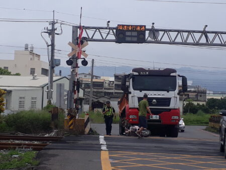 平交道柵欄前砂石車追撞機車　騎士斷雙腳