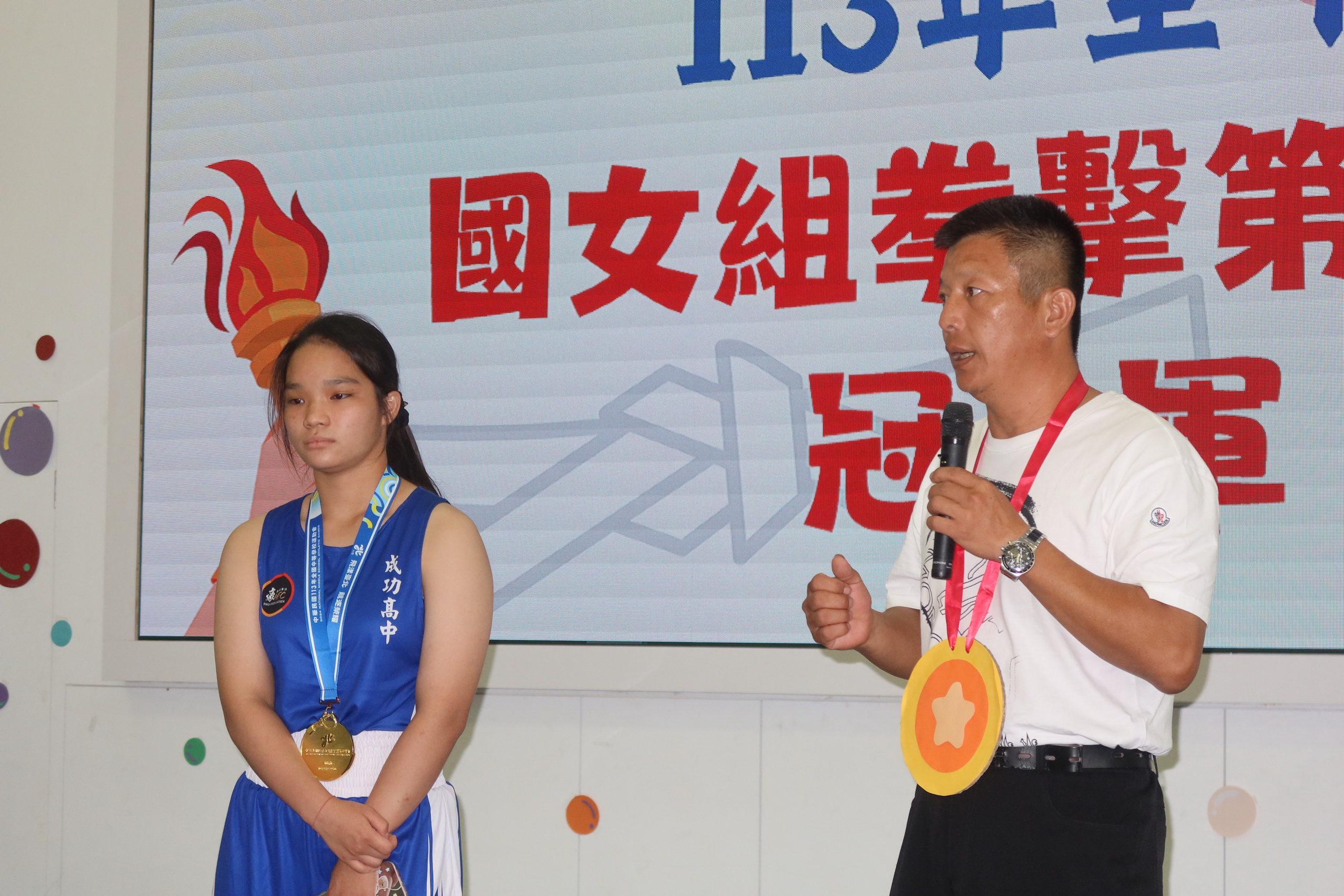 ▲彰化家扶中心有5位家扶運動健兒在今年的全中運、全大運中表現亮眼，家扶中心舉行表揚獎勵典禮，成功高中國中部何姍頤獲全中運拳擊金牌、總統教育獎。（記者張溎壕攝）