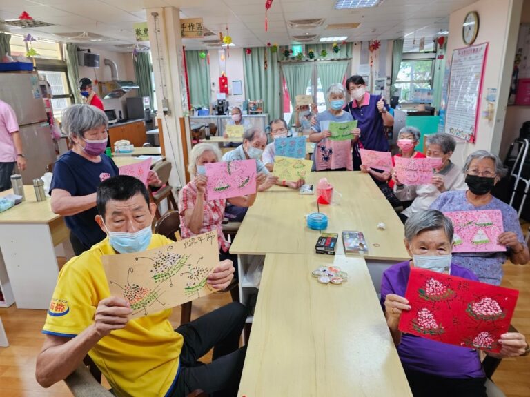 彰化榮家創意手繪粽子 長輩盡展童心與創造力 彰化榮家創意手繪粽子 長輩盡展童心與創造力
