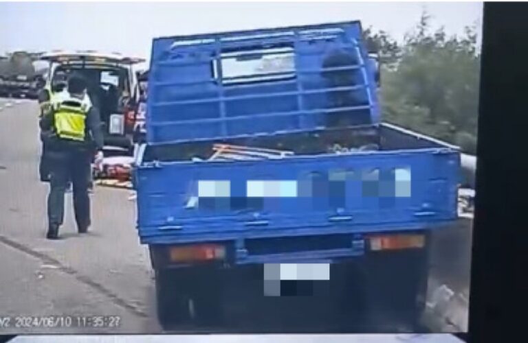 驚險!台61線駕駛昏迷 小貨車連撞護欄 驚險!台61線駕駛昏迷 小貨車連撞護欄