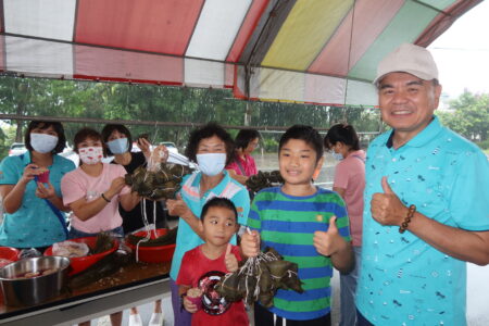 端午包粽「趣」　埔心社區親子包粽「串」愛