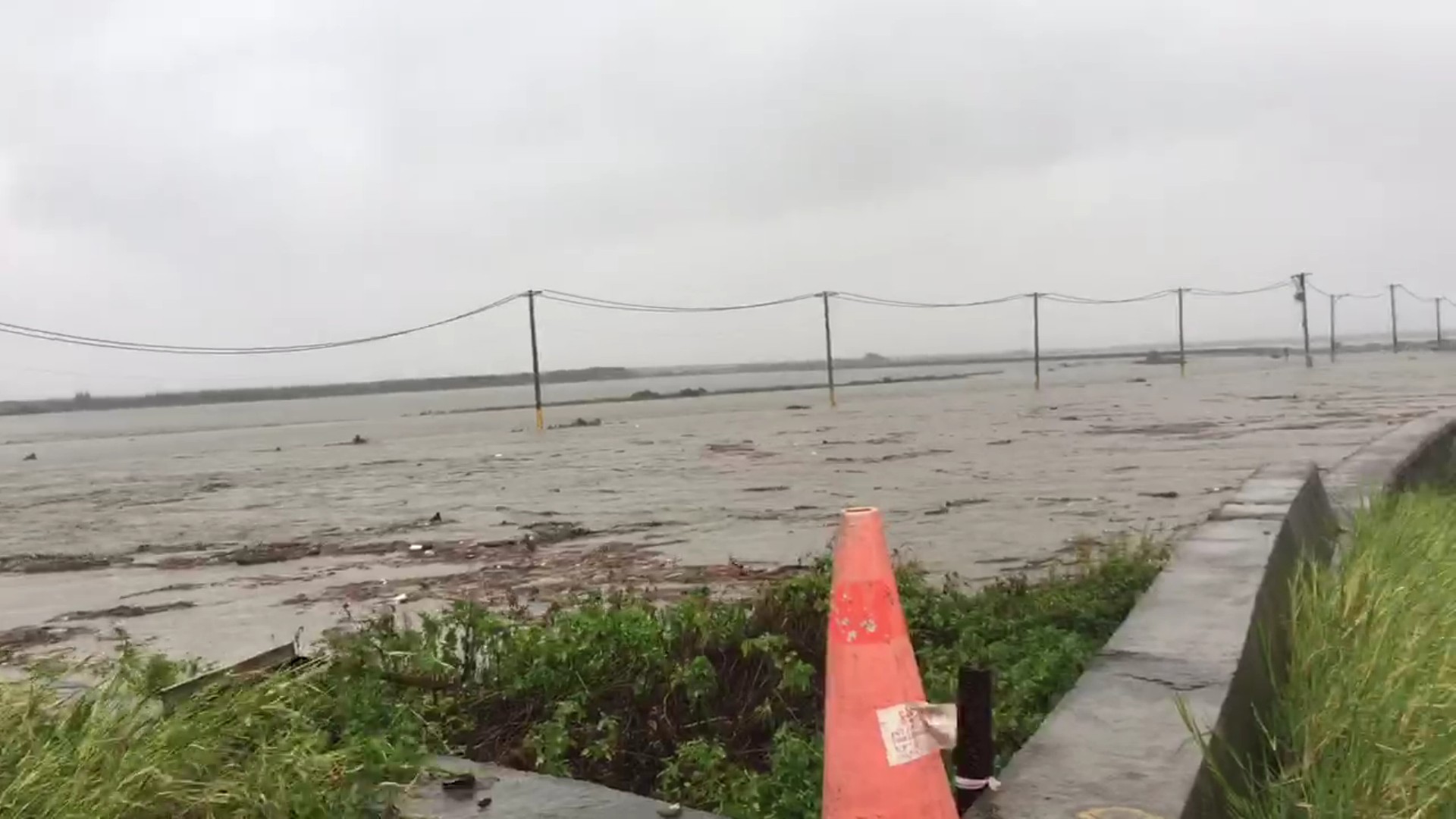 ▲凱米颱風雨彈狂襲,大城鄉濁水溪口暴漲,溪水淹過堤防,縣長王惠美趕往視察後,緊急請求國軍協助通知6村4423人撤離避難。(記者張溎壕攝)