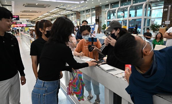 ▲薛仁雅今日抵達高雄小港機場，展現親民風格，親手收下粉絲送的禮物。 （圖：民眾提供）