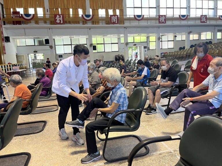 跌倒防護　彰化榮家肌力訓練課程深受歡迎