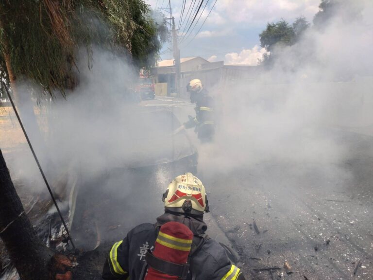 停樹下一老車燒成廢鐵　一旁竹林起火燃燒