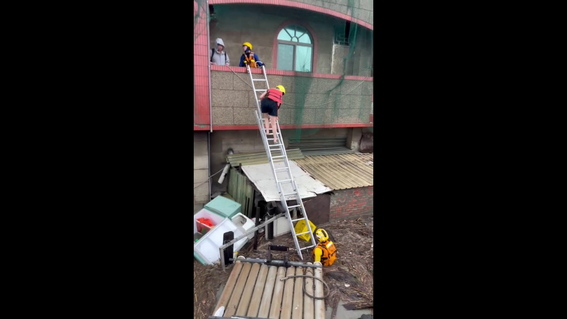 ▲凱米颱風雨彈狂襲,大城鄉濁水溪口暴漲,溪水淹過堤防,縣長王惠美趕往視察後,緊急請求國軍協助通知6村4423人撤離避難。(記者張溎壕攝)