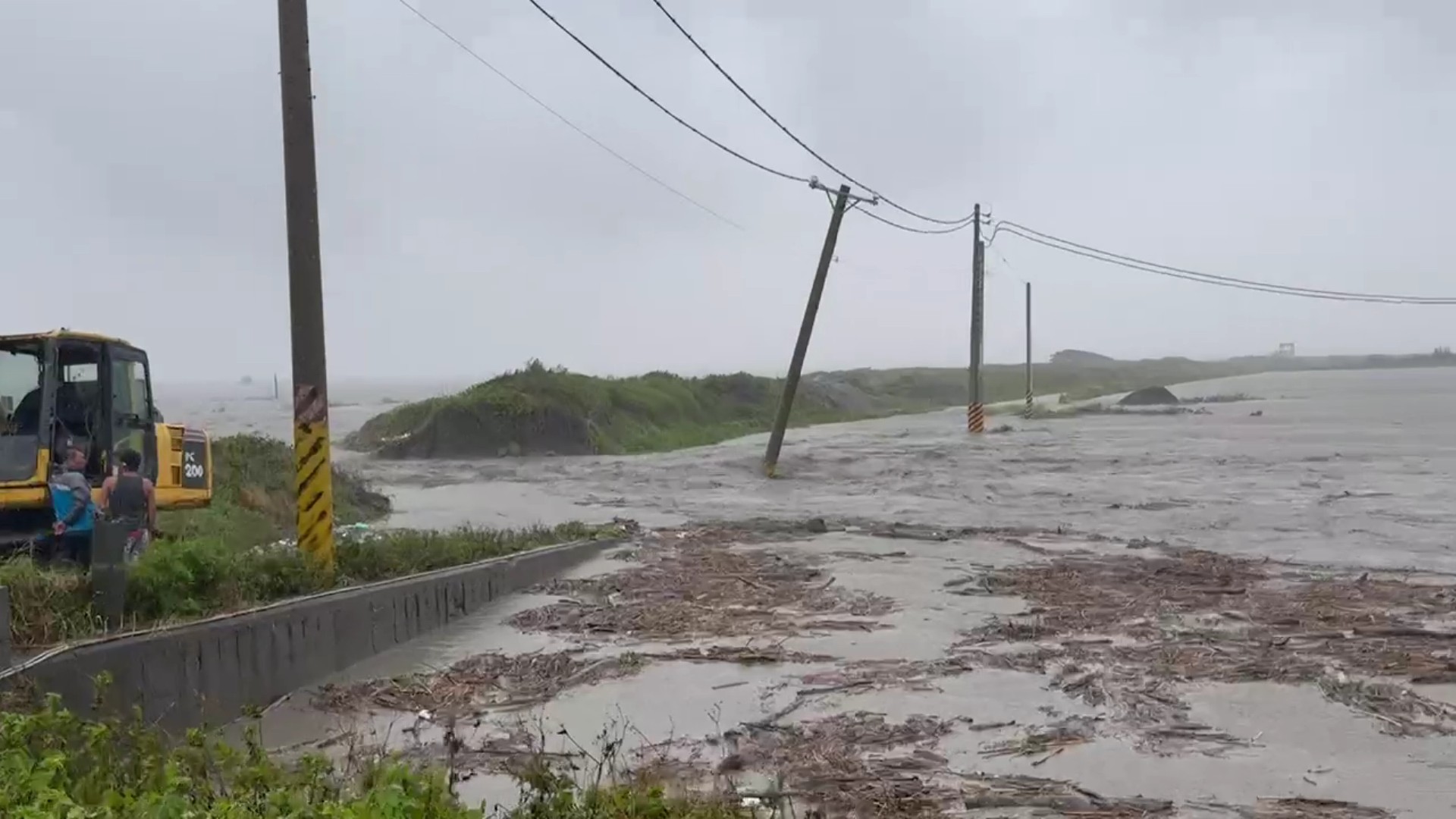 ▲凱米颱風雨彈狂襲,大城鄉濁水溪口暴漲,溪水淹過堤防,縣長王惠美趕往視察後,緊急請求國軍協助通知6村4423人撤離避難。(記者張溎壕攝)