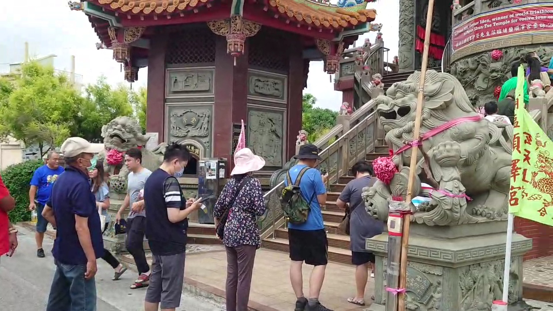 ▲為慶祝羽球男雙組合李洋、王齊麟在巴黎奧運衛冕金牌，埔鹽鄉順澤宮連續兩周發送「台灣No.1」麟洋配紀念版宮帽，吸引民眾沿著宮廟階梯排隊索取。（記者張溎壕攝）