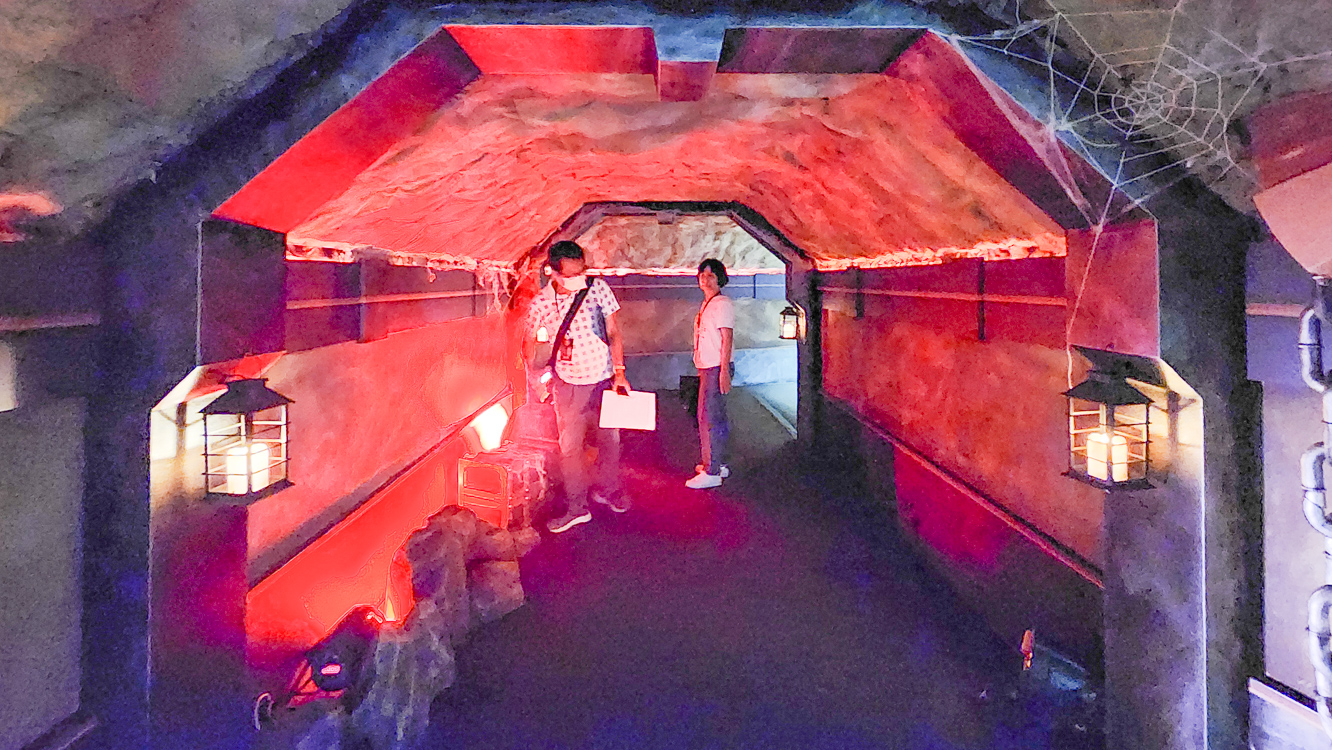 ▲「地心冒險之旅」特展真實還原遊戲內的「地心通途」隧道，玩家將在13公尺長的步道中穿梭，踏上通往地底的道路。（圖/記者黃淑貞攝）