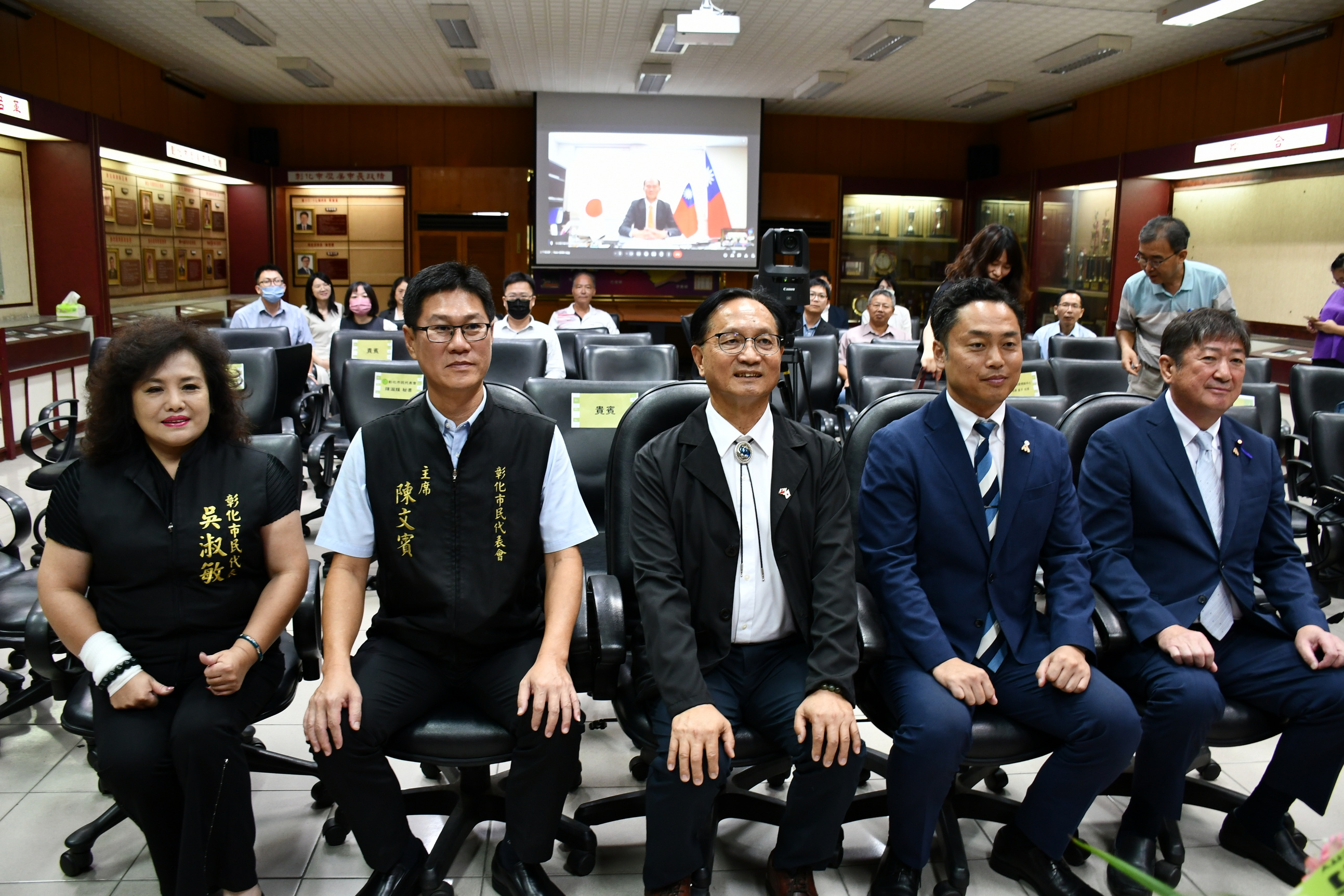 ▲彰化市長林世賢與遠從日本北海道森町而來的町長町長岡嶋康輔，共同簽署「友好交流協定」，雙方在相當特殊的木板上簽署。（記者張溎壕攝）