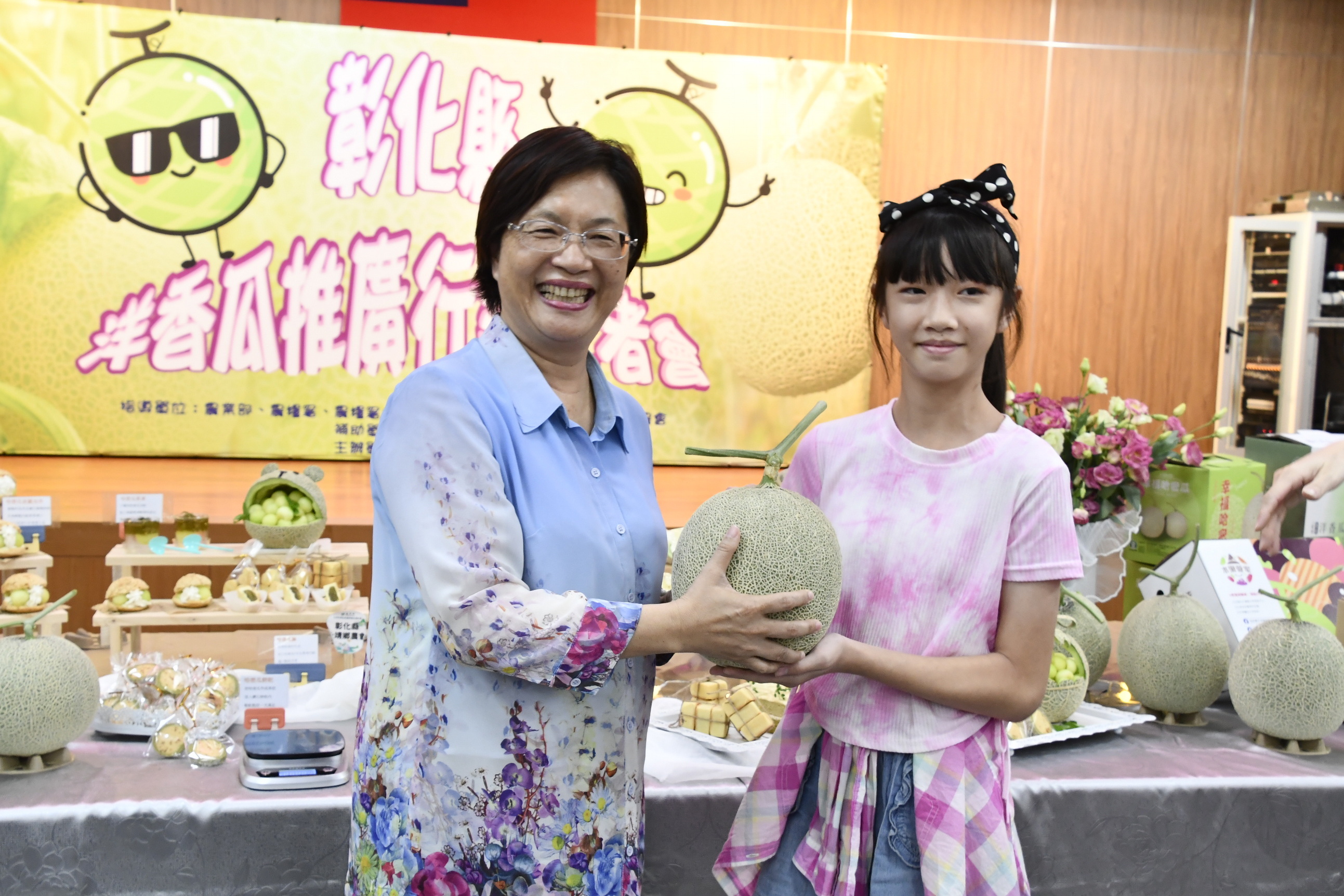 ▲彰化縣長王惠美和永靖鄉農會理事長詹日新等人，在鄉農會推廣洋香瓜作為中秋伴手禮，王惠美說，送禮自用兩相宜。（記者張溎壕攝）