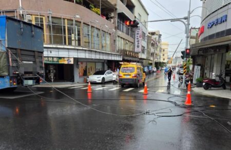高雄仁武大貨車違規超高！「扯斷網路線」交通大阻塞