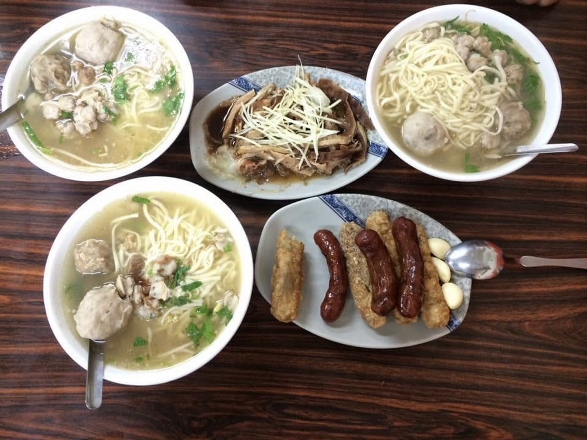 ▲第二屆「全台小吃新指南500碗」評選揭曉，彰化共有24家店家入選，阿添蛤仔麵獲最高「3碗」，快來彰化體驗不一樣的美味之旅。（記者張溎壕攝）