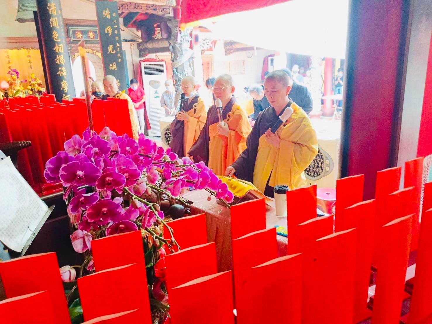 ▲社頭清水岩寺年年農曆七月辦理「梁皇寶懺超渡消災法會」，今年有超過萬人報名，民眾登記超渡的對象無奇不有。（記者張溎壕攝）