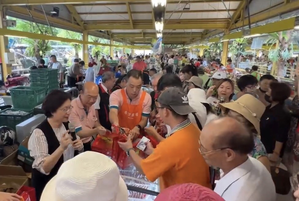 ▲彰化縣肉品市場在台北希望廣場農民市集舉辦「彰化健康豬」行銷推廣活動，現場氣氛熱烈，香氣四溢，吸引了眾多市民駐足品嚐。（彰化縣政府提供）