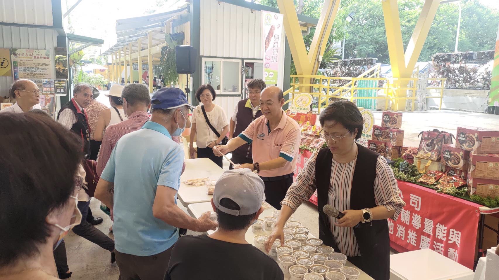 ▲彰化縣肉品市場在台北希望廣場農民市集舉辦「彰化健康豬」行銷推廣活動，現場氣氛熱烈，香氣四溢，吸引了眾多市民駐足品嚐。（彰化縣政府提供）