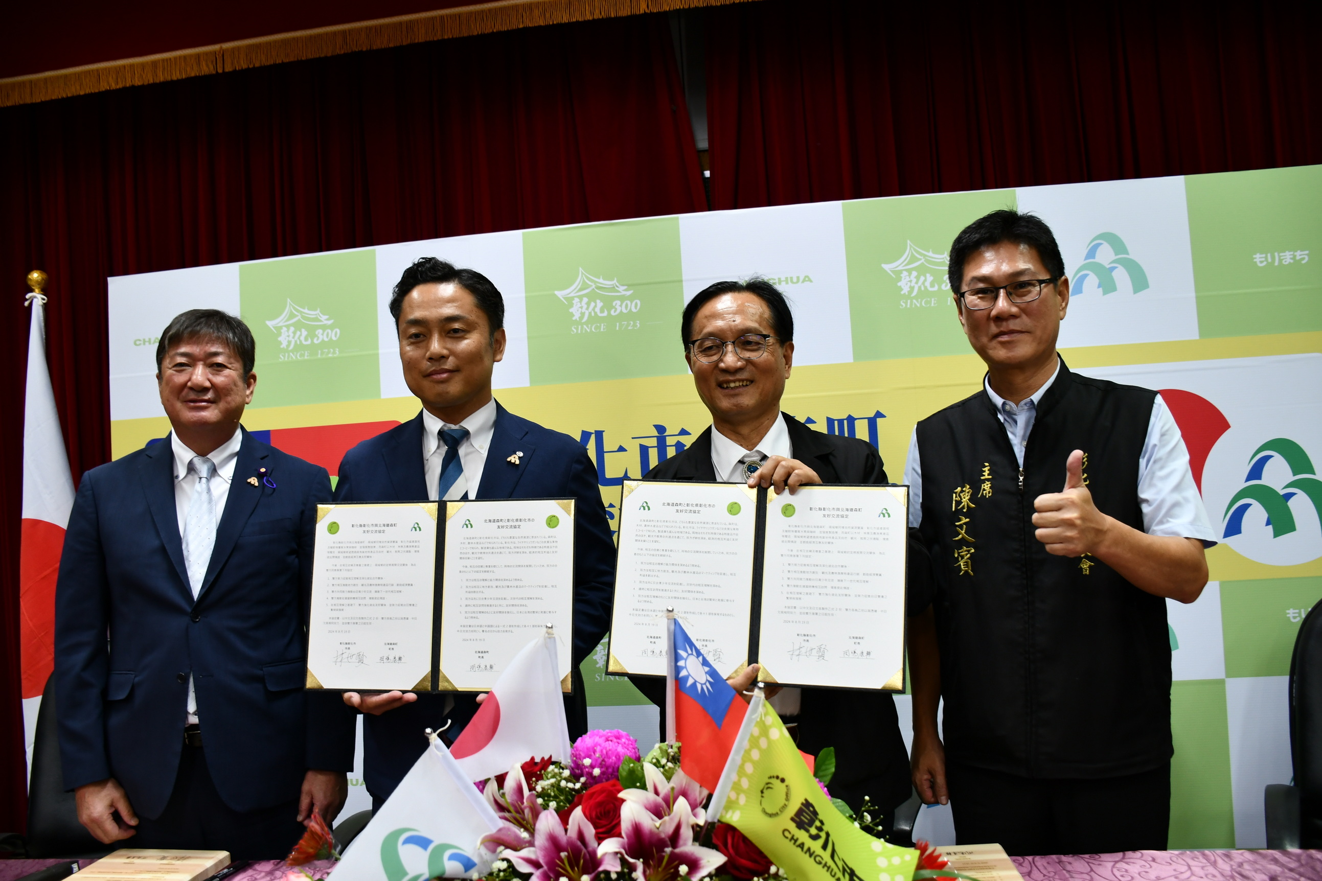 ▲彰化市長林世賢與遠從日本北海道森町而來的町長町長岡嶋康輔，共同簽署「友好交流協定」，雙方在相當特殊的木板上簽署。（記者張溎壕攝）