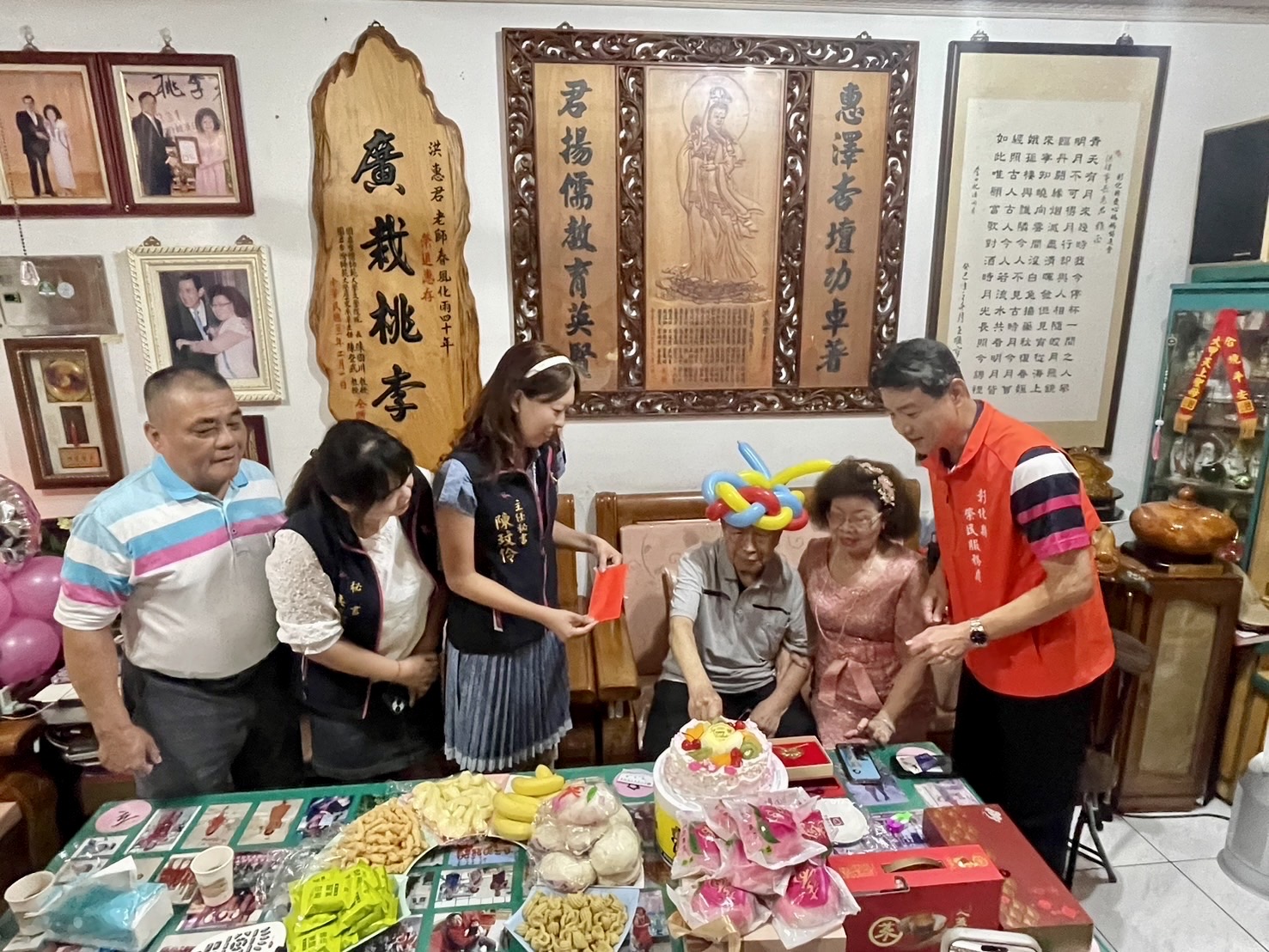 ▲彰化縣榮民胡亮晉升百歲人瑞，彰化縣榮民服務處揪團辦理慶生派，齊唱生日快樂歌予以祝福，氣氛溫馨熱鬧。（記者張溎壕攝）