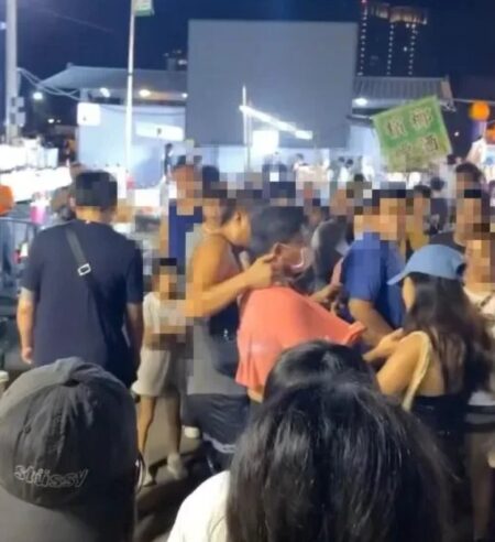 台南武聖夜市驚爆「偷拍狼」！低角度拍裙底遭眾人活逮　細肩帶女狂喊：不要跑！