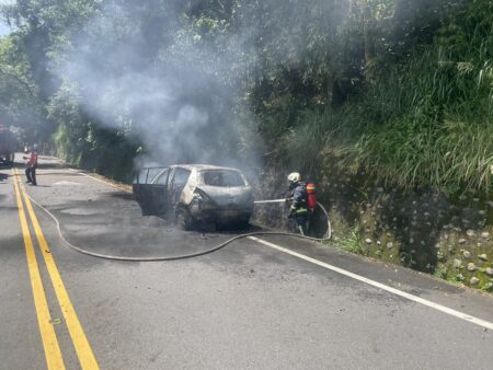 芬園員草路火燒車　轎車燒成火球剩骨架