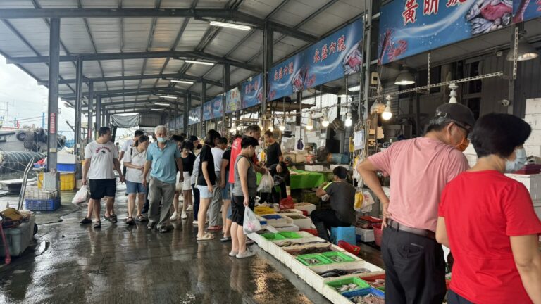 海潮攪擾中秋節 塭仔港連淹四日成水上魚市 海潮攪擾中秋節 塭仔港連淹四日成水上魚市