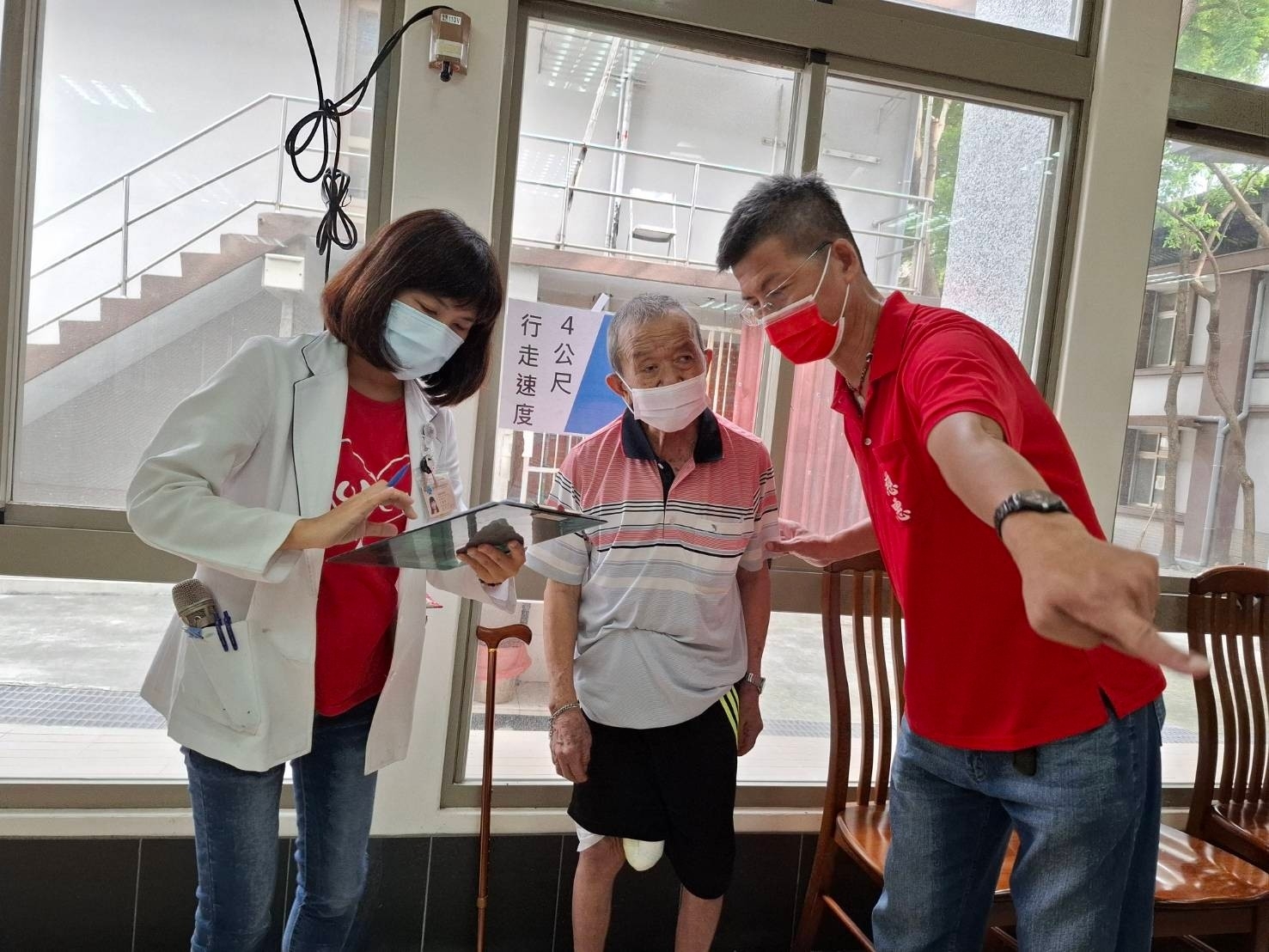 ▲彰化榮家攜手台中榮總埔里分院社區醫學部舉辦健康促進活動專注於平衡訓練，長輩們能在老化過程中維持健康體態。（記者張溎壕攝）