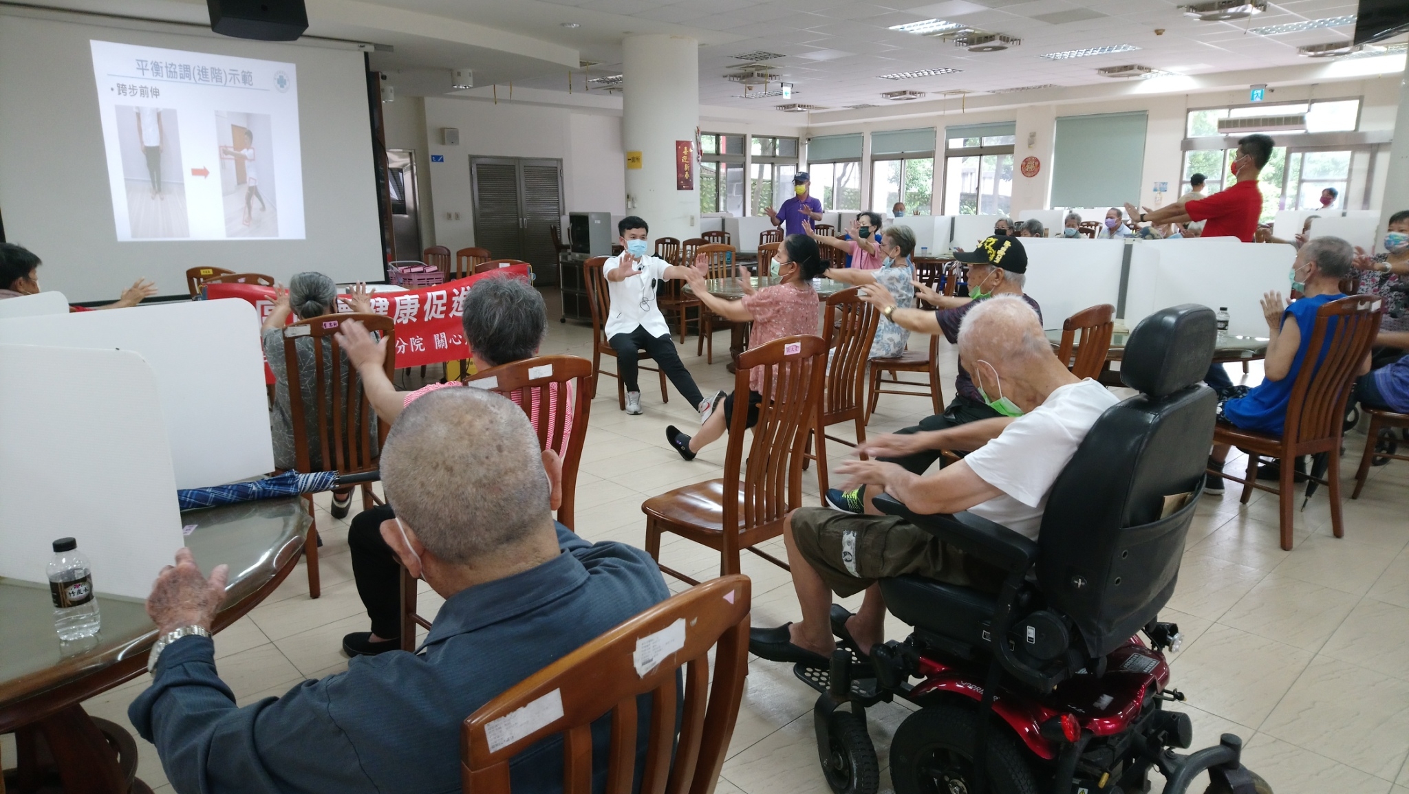 ▲彰化榮家攜手台中榮總埔里分院社區醫學部舉辦健康促進活動專注於平衡訓練，長輩們能在老化過程中維持健康體態。（記者張溎壕攝）