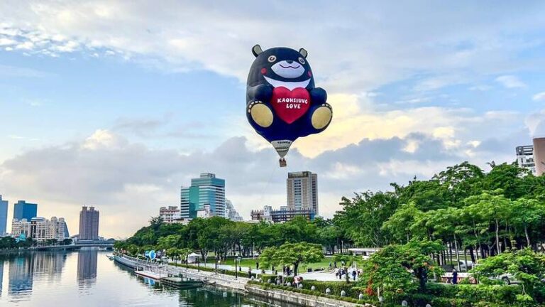 超萌高雄熊熱氣球升空! 愛河畔成中秋前必打卡景點 超萌高雄熊熱氣球升空! 愛河畔成中秋前必打卡景點