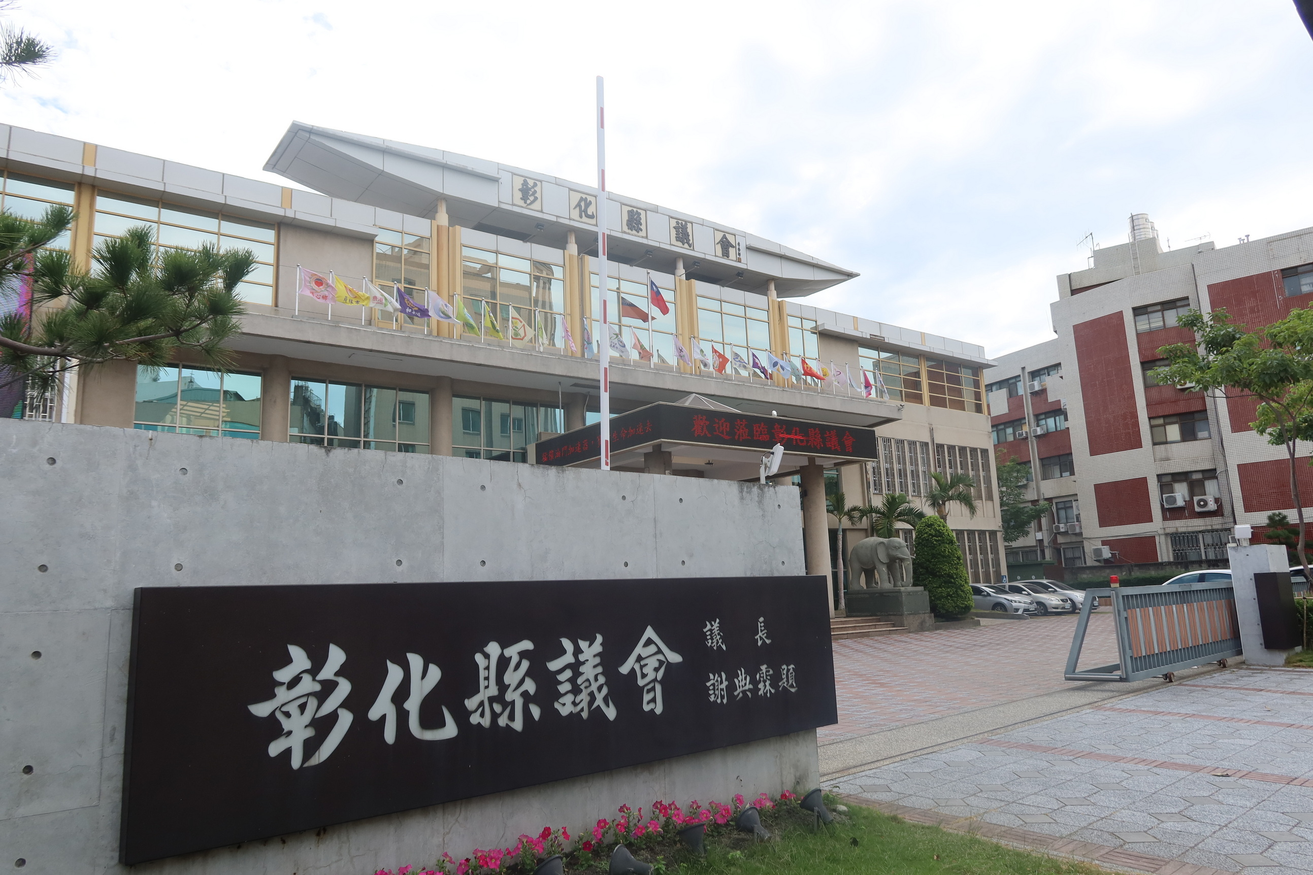 ▲彰化縣人口流失嚴峻，民政處代理處長曾金來在縣議會定期會說，縣府要推「童萌卡」，最快2025年就可上路。（記者張溎壕攝）