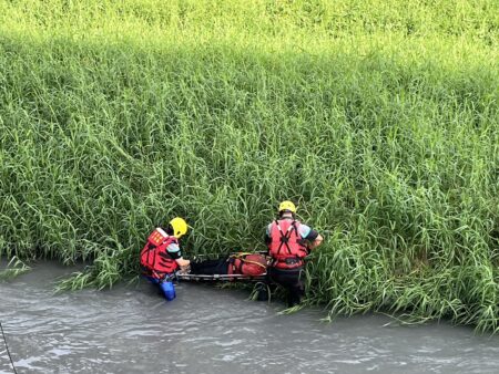 驚險一瞬間　女消防員救溺與時間賽跑