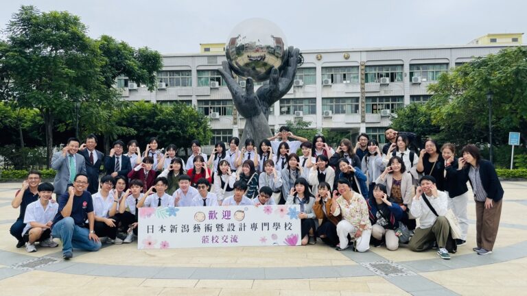 棒球成了員高與新潟藝術學校交流共同話題