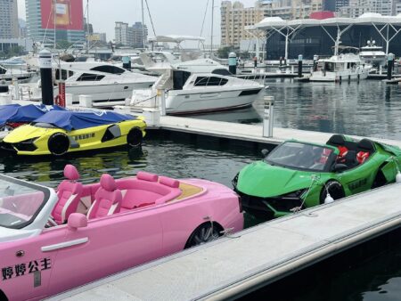 超狂畫面曝！高雄光榮碼頭附近驚見多輛「海上超跑」奔馳