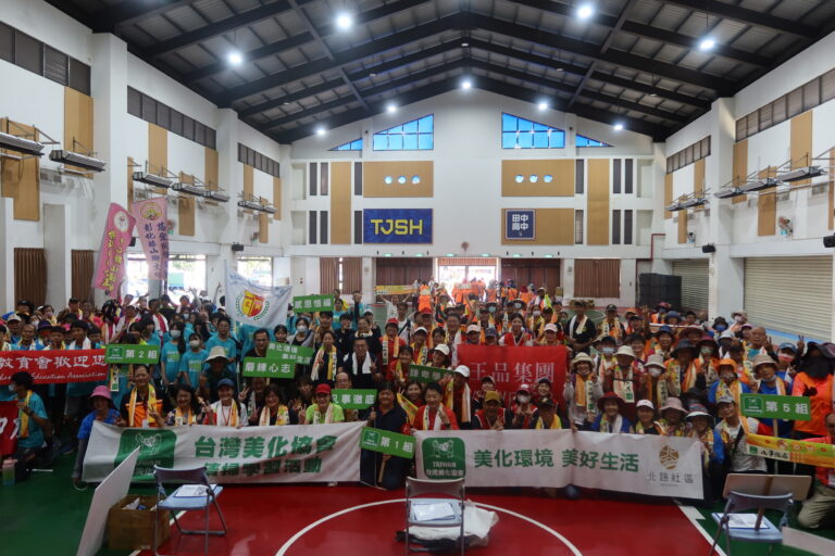 董事長也彎腰化身志工清掃田中馬賽道 董事長也彎腰化身志工清掃田中馬賽道