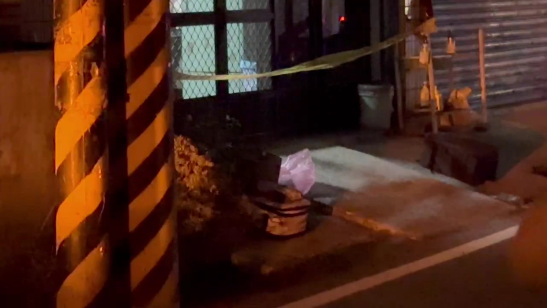 ▲二林鎮華崙里光復路一處民宅傳出凶殺命案，前妻用肉身保護女兒，結果遭殺害，送醫搶救仍宣告不治，警方封鎖命案現場。（民眾提供）